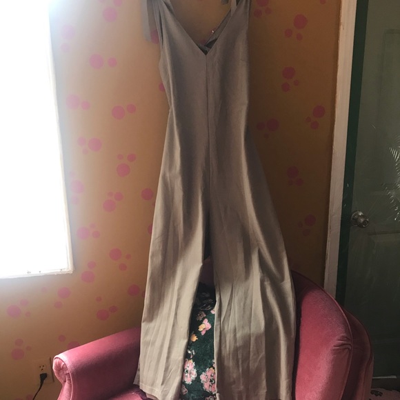 V neck jumpsuit tie back shoulder details - Picture 3 of 3